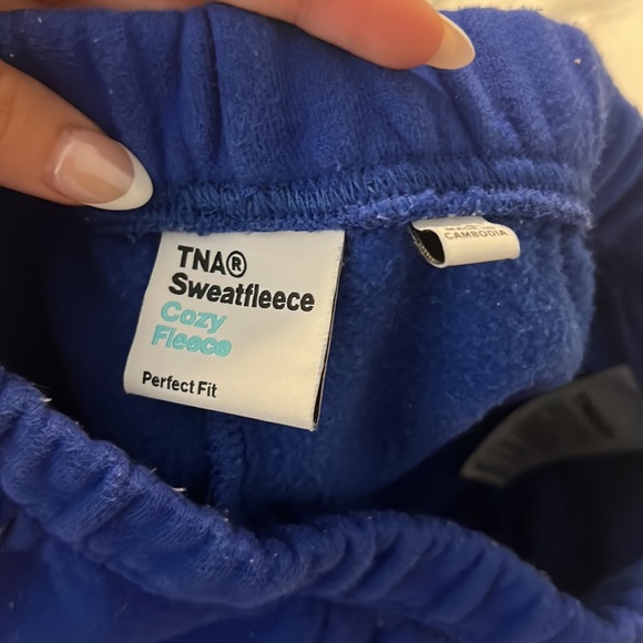 Aritzia TNA sweatshorts - Picture 3 of 4